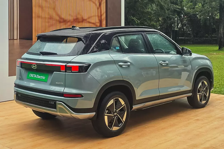 Với sạc nhanh, thời gian sạc từ 10-80% của pin 51,4 kWh là khoảng 58 phút. Trong khi đó, thời gian sạc pin từ 10-100% bằng bộ sạc chậm 11 kW tại nhà là 4,5 tiếng. Không chỉ động cơ mà thiết kế của Hyundai Creta Electric cũng có những sự khác biệt so với phiên bản máy xăng thông thường.
