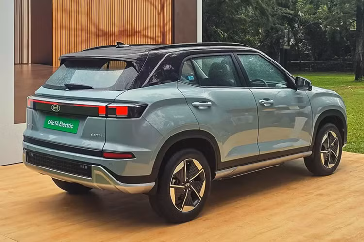 Với sạc nhanh, thời gian sạc từ 10-80% của pin 51,4 kWh là khoảng 58 phút. Trong khi đó, thời gian sạc pin từ 10-100% bằng bộ sạc chậm 11 kW tại nhà là 4,5 tiếng. Không chỉ động cơ mà thiết kế của Hyundai Creta Electric cũng có những sự khác biệt so với phiên bản máy xăng thông thường.