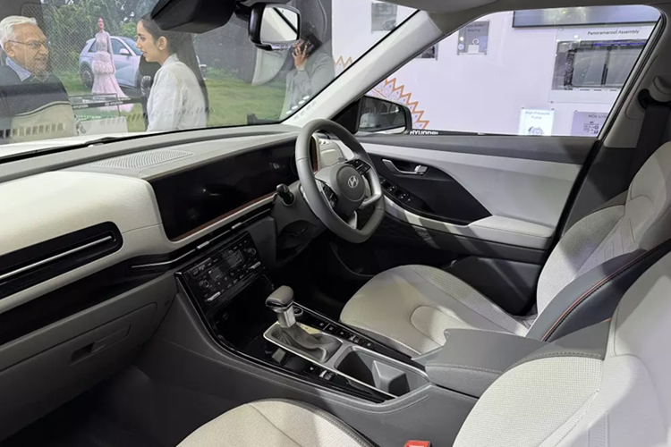 Theo đó, xe được trang bị lưới tản nhiệt đóng kín, tích hợp cổng sạc bên dưới logo của hãng Hyundai, cản trước/cản sau và vành la-zăng riêng. Đặc biệt, cản trước còn đi kèm hốc gió trung tâm mới có thể đóng/mở chủ động nhằm cải thiện hiệu suất khí động lực học.