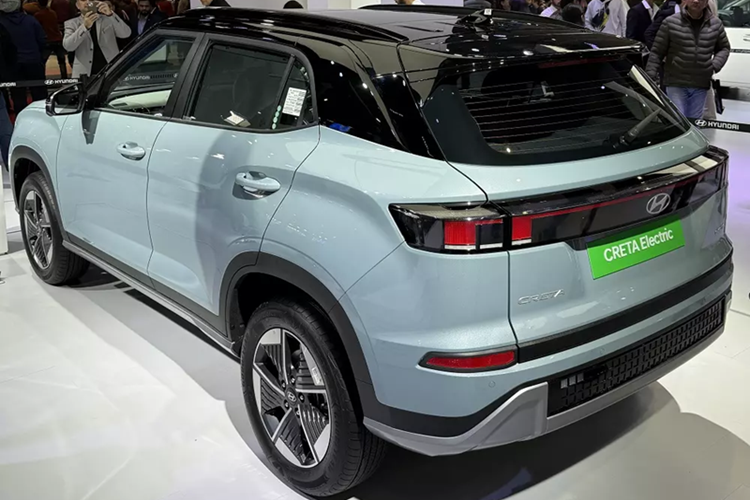 Theo đó, tại thị trường Ấn Độ, mức giá xe Hyundai Creta Electric cho tổng cộng 5 phiên bản dao động từ 1,799-2,35 triệu Rupee (khoảng 521-681 triệu đồng). So với phiên bản máy xăng vốn có giá từ 1,1-2 triệu Rupee (319-580 triệu đồng), Hyundai Creta Electric đắt hơn đáng kể.