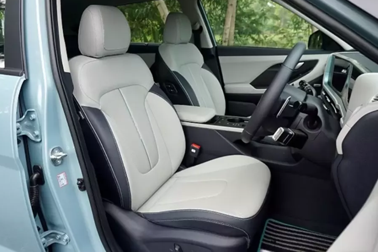 Trên cụm điều khiển trung tâm, hãng Hyundai bố trí giá để ly, phanh tay điện tử, nút bấm kích hoạt tính năng tự động giữ phanh tạm thời và núm xoay chọn chế độ lái. Các trang bị tiện nghi đáng chú ý của mẫu ô tô điện này gồm có bảng đồng hồ kỹ thuật số và màn hình cảm ứng trung tâm cùng có kích thước 10,25 inch,