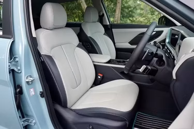 Trên cụm điều khiển trung tâm, hãng Hyundai bố trí giá để ly, phanh tay điện tử, nút bấm kích hoạt tính năng tự động giữ phanh tạm thời và núm xoay chọn chế độ lái. Các trang bị tiện nghi đáng chú ý của mẫu ô tô điện này gồm có bảng đồng hồ kỹ thuật số và màn hình cảm ứng trung tâm cùng có kích thước 10,25 inch,