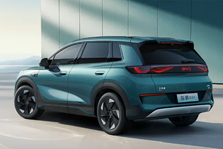 Đây là một trong số ít xe crossover BYD có RWD. Mẫu xe này có pin LFP 50 kWh trên xe, có thể chạy được 430 km trong điều kiện CLTC. Biến thể mạnh mẽ hơn của BYD Sealion 05 EV cung cấp công suất cực đại 160 kW (215 mã lực). Xe có pin 60,9 kWh, chạy được 520 km.