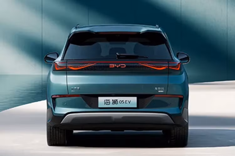 Nó bao gồm 5 radar sóng mm, 12 cảm biến siêu âm và 12 camera. Nó phù hợp với chức năng Navigate On Autopilot (NOA) trên đường cao tốc. BYD Sealion 05 EV được trang bị tiêu chuẩn với động cơ điện nam châm vĩnh cửu đồng bộ 140 kW (188 mã lực) ở trục sau.