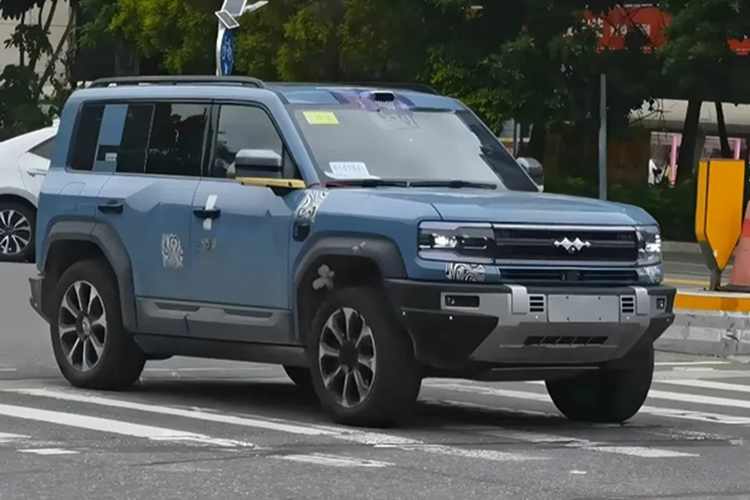 Về nội thất, xe được trang bị tủ lạnh 4,5 lít, màn hình cụm đồng hồ 12,3 inch và màn hình điều khiển trung tâm HD 15,6. Xe cũng có ghế da Nappa với chức năng thông gió, sưởi ấm và massage, cùng hệ thống âm thanh lên đến 18 loa.