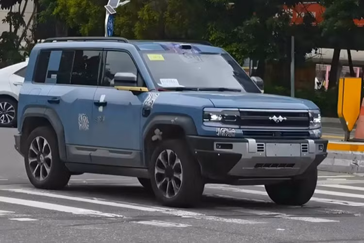 Về nội thất, xe được trang bị tủ lạnh 4,5 lít, màn hình cụm đồng hồ 12,3 inch và màn hình điều khiển trung tâm HD 15,6. Xe cũng có ghế da Nappa với chức năng thông gió, sưởi ấm và massage, cùng hệ thống âm thanh lên đến 18 loa.