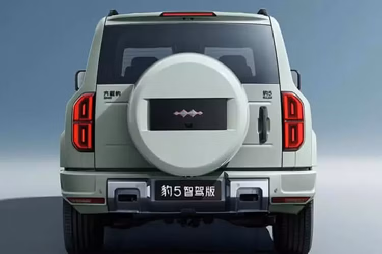 Phiên bản cập nhật có bốn biến thể, hai biến thể có hệ thống lái xe thông minh God's Eye của BYD và hai biến thể có hệ thống Qiankun ADS 3.0 của Huawei. Bản cập nhật này chuẩn hóa toàn bộ dòng xe SUV Fang Cheng Bao để có khả năng lái xe thông minh, vì Bao 8 đã ra mắt với mô-đun LiDAR.