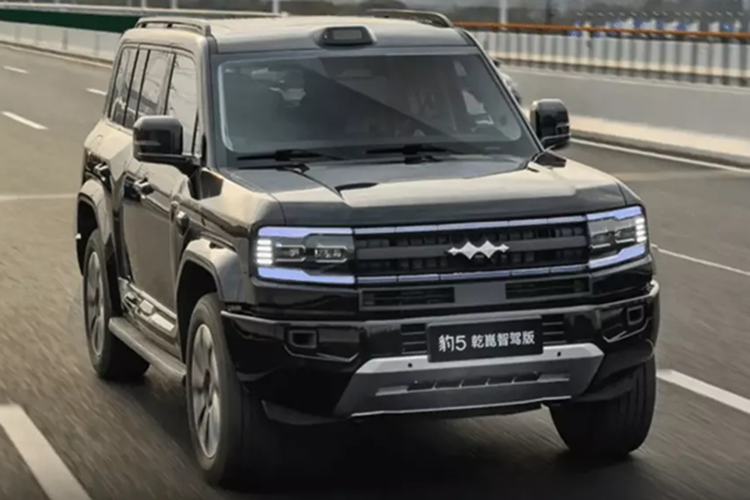 Các biến thể God's Eye của BYD có giá 239.800 nhân dân tệ (33.000 USD) cho phiên bản Max và phiên bản Ultra có giá khởi điểm là 259.800 nhân dân tệ (35.800 USD). Biến thể Qiankun ADS của Huawei có giá khởi điểm là 284.800 nhân dân tệ (39.250 USD) và phiên bản cao cấp nhất có giá khởi điểm là 329.800 nhân dân tệ (45.450 USD).