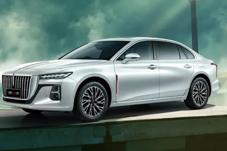 Do đó, H5 PHEV có mặt trước đặc trưng của Hongqi, có lưới tản nhiệt lớn với các thanh dọc được bao quanh bởi một cặp đèn pha LED mỏng. Một khe hút gió mỏng phía dưới hoàn thiện phần đầu xe của H5 PHEV.