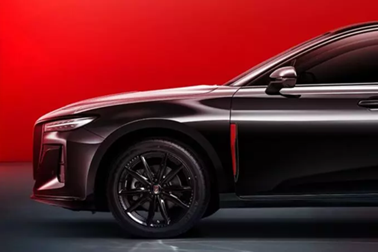 Nhìn từ bên hông, Hongqi H5 PHEV có thiết kế kiểu xe sedan ba hộp truyền thống, với một số chi tiết trang trí mạ crôm được bố trí khéo léo, phá vỡ sự đơn điệu của phần thân xe.