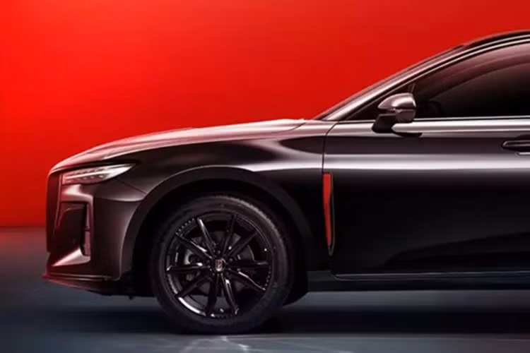 Nhìn từ bên hông, Hongqi H5 PHEV có thiết kế kiểu xe sedan ba hộp truyền thống, với một số chi tiết trang trí mạ crôm được bố trí khéo léo, phá vỡ sự đơn điệu của phần thân xe.