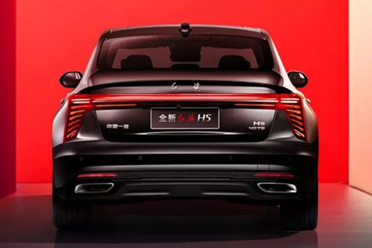 So với người anh em chạy bằng xăng thông thường, Hongqi H5 PHEV của Trung Quốc có động cơ xăng 1,5 lít tăng áp sản sinh công suất 150 mã lực. Mẫu xe mới có thể chạy được 170 km chỉ với động cơ điện, trong khi phạm vi kết hợp giữa xăng và điện là 1.600 km, theo chu trình thử nghiệm CLTC của Trung Quốc.