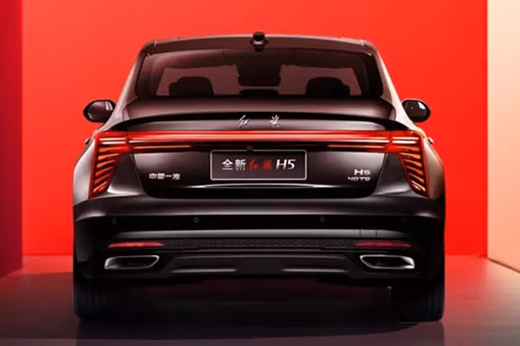 So với người anh em chạy bằng xăng thông thường, Hongqi H5 PHEV của Trung Quốc có động cơ xăng 1,5 lít tăng áp sản sinh công suất 150 mã lực. Mẫu xe mới có thể chạy được 170 km chỉ với động cơ điện, trong khi phạm vi kết hợp giữa xăng và điện là 1.600 km, theo chu trình thử nghiệm CLTC của Trung Quốc.