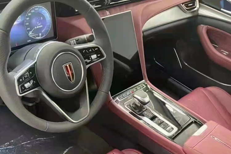 Phần đuôi xe H5 PHEV có thiết kế đèn hậu liền khối chia đôi ở mỗi đầu, với biểu tượng Hongqi nằm trên đỉnh. Một cặp ốp ống xả giả với lớp mạ crôm ở mỗi góc dưới của cản sau mang đến cho H5 PHEV vẻ ngoài đặc biệt.