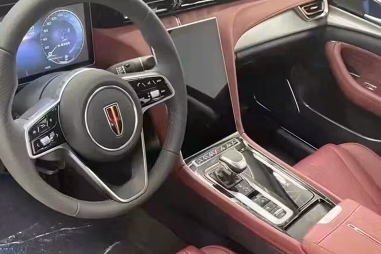 Phần đuôi xe H5 PHEV có thiết kế đèn hậu liền khối chia đôi ở mỗi đầu, với biểu tượng Hongqi nằm trên đỉnh. Một cặp ốp ống xả giả với lớp mạ crôm ở mỗi góc dưới của cản sau mang đến cho H5 PHEV vẻ ngoài đặc biệt.