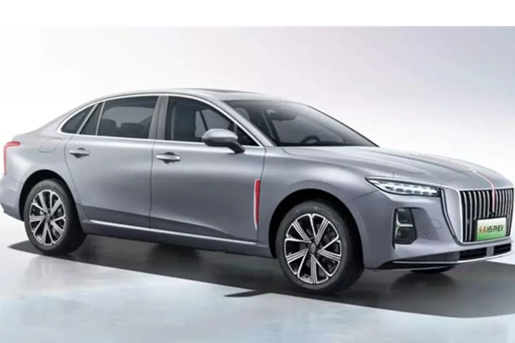 Xe cũng hỗ trợ sạc nhanh DC 60 kW. Mặc dù mẫu xe sắp ra mắt Hongqi H5 PHEV sẽ có nền tảng HMP mới, nhưng nó vẫn mang ngôn ngữ thiết kế giống như người anh em chạy bằng xăng của mình.