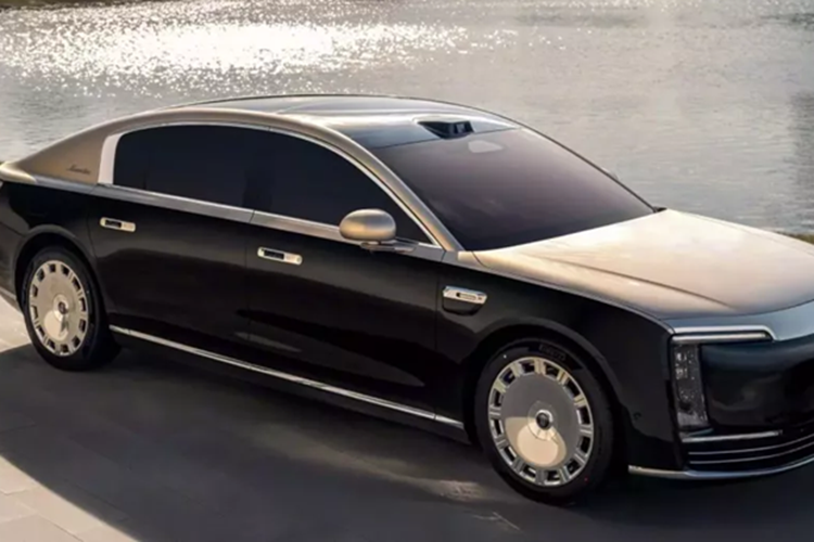 Maextro S800 bắt đầu nhận đặt hàng trước vào tháng 11 năm ngoái, khách hàng có thể đặt trước xe với khoản đặt cọc 20.000 nhân dân tệ. Giá xe Maextro S800 2025 dự kiến từ 1 – 1,5 triệu nhân dân tệ (136.000 – 205.000 USD, tương đương 3,25 đến 4,92 tỷ đồng ). Nhà máy Maextro đã hoàn thành vào ngày 16 tháng 12 tại Hợp Phì, nơi đặt trụ sở chính của JAC.