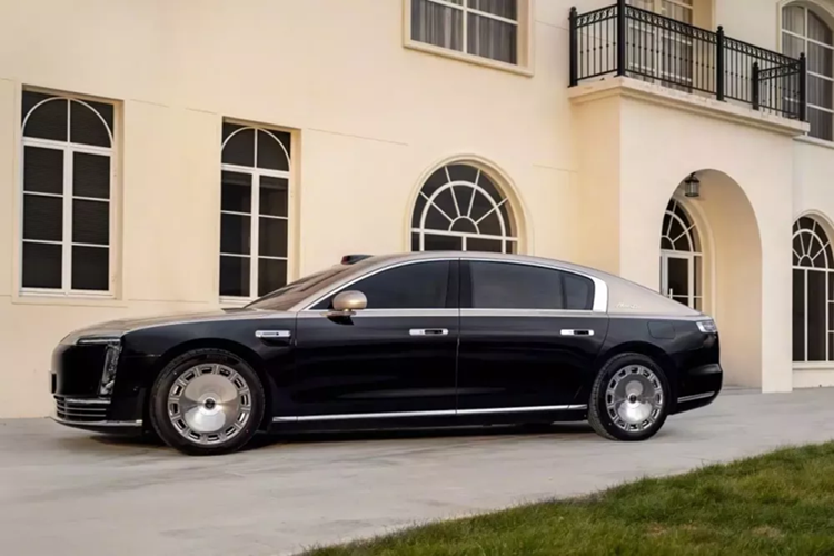 Maextro là thương hiệu cao cấp từ liên doanh giữa Huawei và JAC. S800 là chiếc xe đầu tiên của họ. Nó có công suất 1.006 mã lực và được thiết kế để cạnh tranh với Mercedes-Benz Maybach và Nio ET9 tại Trung Quốc. Để so sánh, ET9 dài 5.325 mm và Maybach S-class dài 5.469 mm.