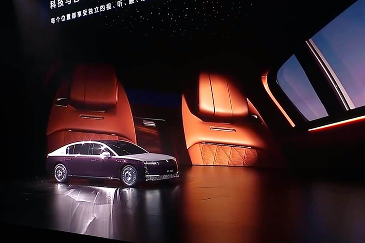 Kích thước chính xác là 5.480 mm, rộng 2.000 mm, cao 1.536 mm và chiều dài cơ sở 3.370 mm. Trọng lượng không tải của phiên bản BEV là 2731 kg. Trọng lượng không tải của phiên bản EREV ba động cơ là 2.859 kg. Vào ngày 15 tháng 1, Huawei đã phát hành video ghi lại cảnh S800 tự động tìm bộ sạc EV và đỗ cạnh đó trong khi cánh tay robot tự động cắm vào và rút ra sau khi sạc xong.