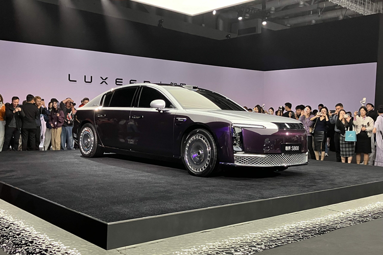 Cả hai phiên bản đều sử dụng pin NMC ba thành phần từ CATL. Hiện tại, không có thêm thông tin nào về dung lượng pin của BEV. Tuy nhiên, EREV có bộ pin 63.262 kWh, cho phạm vi chạy hoàn toàn bằng điện là 272 – 371 km trong điều kiện CLTC. Chiếc sedan EV dài gần 5,5 mét. 