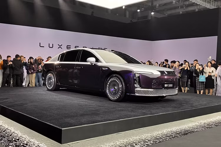 Cả hai phiên bản đều sử dụng pin NMC ba thành phần từ CATL. Hiện tại, không có thêm thông tin nào về dung lượng pin của BEV. Tuy nhiên, EREV có bộ pin 63.262 kWh, cho phạm vi chạy hoàn toàn bằng điện là 272 – 371 km trong điều kiện CLTC. Chiếc sedan EV dài gần 5,5 mét. 