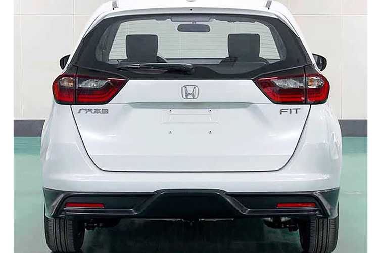 Trong khi đó, phần đuôi được cập nhật nhẹ, với một dải ốp nhựa đen dạng khuếch tán giúp tăng thêm cảm giác thể thao cho chiếc hatchback cỡ nhỏ. Honda Fit bản nâng cấp tại Trung Quốc có chiều dài tổng thể 4.196 mm, tăng nhẹ so với phiên bản hiện tại. Tuy nhiên, các thông số về chiều rộng, chiều cao và chiều dài cơ sở vẫn chưa được công bố chi tiết.