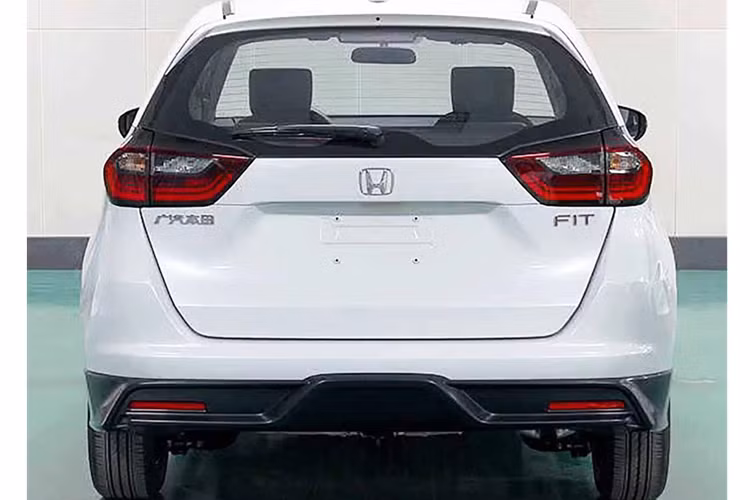 Trong khi đó, phần đuôi được cập nhật nhẹ, với một dải ốp nhựa đen dạng khuếch tán giúp tăng thêm cảm giác thể thao cho chiếc hatchback cỡ nhỏ. Honda Fit bản nâng cấp tại Trung Quốc có chiều dài tổng thể 4.196 mm, tăng nhẹ so với phiên bản hiện tại. Tuy nhiên, các thông số về chiều rộng, chiều cao và chiều dài cơ sở vẫn chưa được công bố chi tiết.