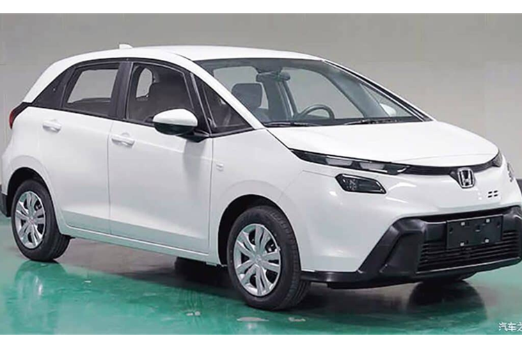 Cụm đèn pha LED tách rời, thiết kế mảnh và góc cạnh, tạo ấn tượng hiện đại và dữ dằn hơn đáng kể. Lưới tản nhiệt được thu gọn, cản trước mở rộng, mang đến cảm giác thể thao hơn. Phần thân xe gần như không thay đổi so với đời cũ.