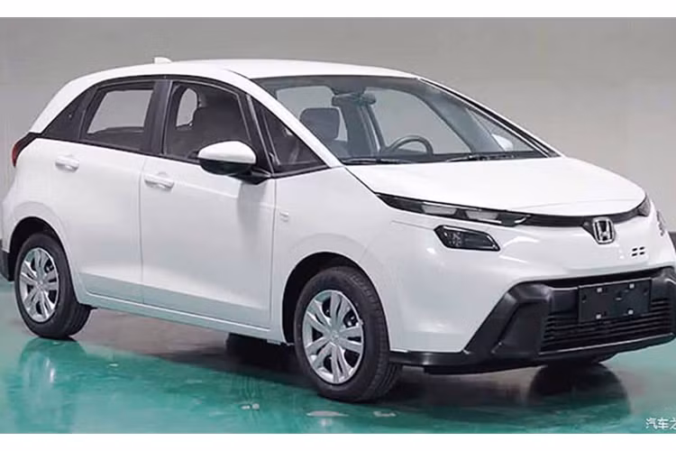 Cụm đèn pha LED tách rời, thiết kế mảnh và góc cạnh, tạo ấn tượng hiện đại và dữ dằn hơn đáng kể. Lưới tản nhiệt được thu gọn, cản trước mở rộng, mang đến cảm giác thể thao hơn. Phần thân xe gần như không thay đổi so với đời cũ.