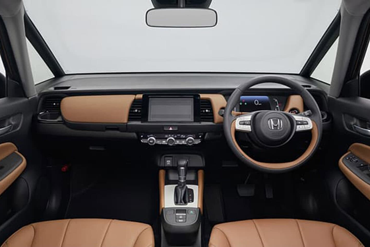 Cho đến thời điểm hiện tại, Honda chưa công bố hình ảnh chính thức của khoang nội thất. Vì vậy, chưa rõ Fit mới có được cập nhật về thiết kế bảng đồng hồ, màn hình trung tâm hay trang bị buồng lái kỹ thuật số giống một số dòng xe Honda mới ra mắt gần đây hay không.