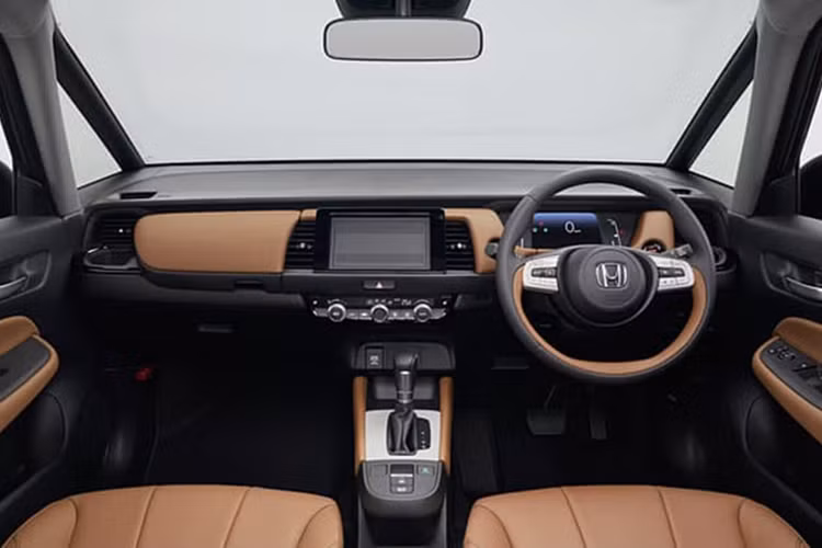 Cho đến thời điểm hiện tại, Honda chưa công bố hình ảnh chính thức của khoang nội thất. Vì vậy, chưa rõ Fit mới có được cập nhật về thiết kế bảng đồng hồ, màn hình trung tâm hay trang bị buồng lái kỹ thuật số giống một số dòng xe Honda mới ra mắt gần đây hay không.