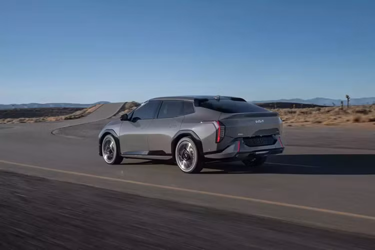 Đây quả thực là một kỳ vọng lớn nhưng EV4 được trang bị hệ thống treo trước MacPherson và treo sau đa liên kết, cùng với khung gầm được gia cố tại các vị trí trọng yếu, cho phép xe đáp ứng những gì Kia đã hứa hẹn. Đáng tiếc là giá bán của Kia EV4 tại thị trường Mỹ vẫn chưa được công bố.