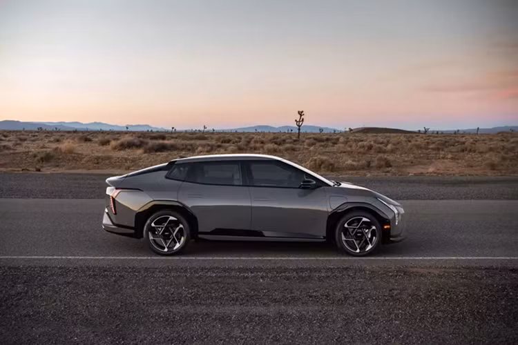 Kia EV4 hatchback va sedan - “mon la” cho thi truong oto dien-Hinh-2