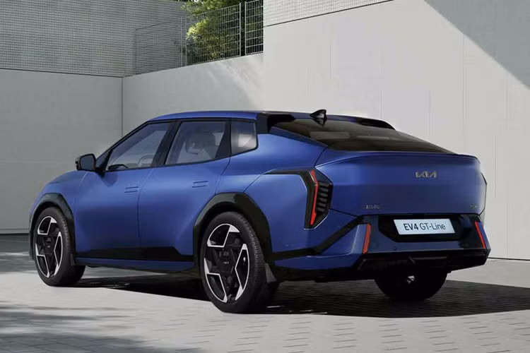 Kia EV4 được phát triển trên nền tảng 400V E-GMP. Vào thời điểm này, xe chỉ có một mô-tơ điện mạnh 201 mã lực và dẫn động cầu trước với 2 tùy chọn pin. Bản Light dùng pin 58,3 kWh, cho phạm vi hoạt động 376 km, đủ dùng trong đô thị. Bản Wind và GT-Line dùng pin lớn hơn với dung lượng 81,4 kWh.