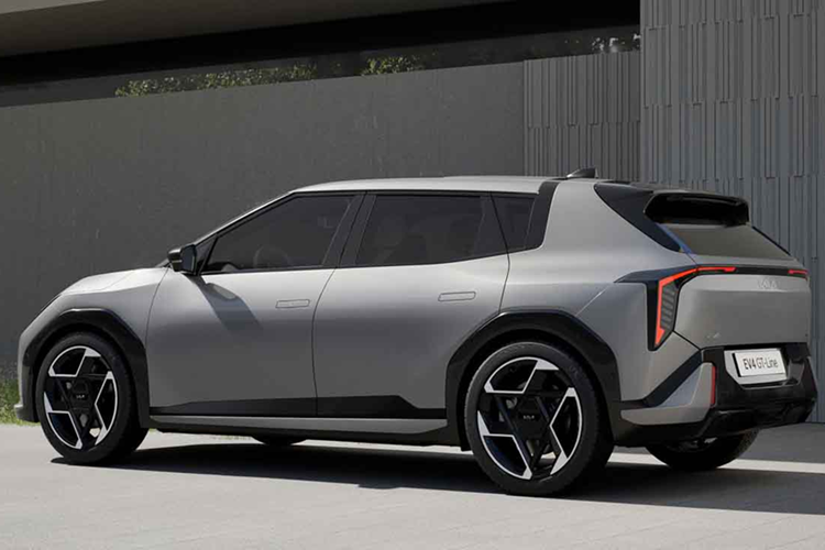 Bản Wind có thể đi được 528 km trong khi phạm vi hoạt động của bản GT-Line vẫn còn là bí ẩn. Bộ sạc nhanh DC giúp pin của bản Light nạp từ 10% lên 80% trong khoảng 29 phút trong khi hai bản còn lại chỉ cần thêm 2 phút dù dung lượng pin lớn hơn. Xe được trang bị cổng sạc tiêu chuẩn NACS, cho phép sử dụng mạng lưới Supercharger của Tesla.