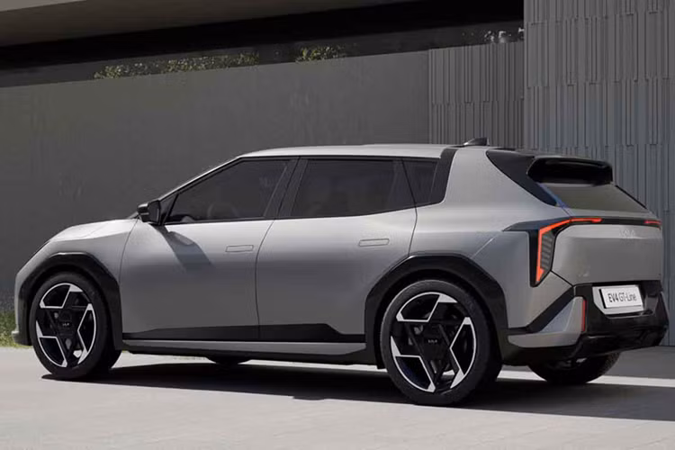 Bản Wind có thể đi được 528 km trong khi phạm vi hoạt động của bản GT-Line vẫn còn là bí ẩn. Bộ sạc nhanh DC giúp pin của bản Light nạp từ 10% lên 80% trong khoảng 29 phút trong khi hai bản còn lại chỉ cần thêm 2 phút dù dung lượng pin lớn hơn. Xe được trang bị cổng sạc tiêu chuẩn NACS, cho phép sử dụng mạng lưới Supercharger của Tesla.