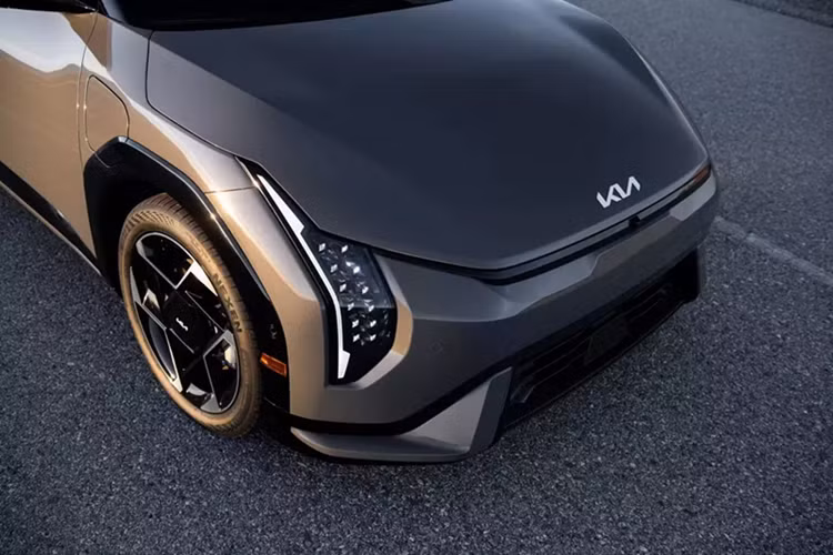Kia EV4 chạy điện tiếp tục sử dụng ngôn ngữ thiết kế “Opposites United” lần đầu xuất hiện trên EV6 và EV9. Đáng chú ý là phần đầu xe thấp, sắc nét với mặt ca-lăng "Tiger Face" mới, đèn pha đặt dọc cùng hệ thống đèn LED định vị ban ngày lấy cảm hứng từ chòm sao quen thuộc. Bên cạnh đó, xe còn có đèn pha LED hình khối nhỏ tùy chọn với tính năng chào mừng linh hoạt.