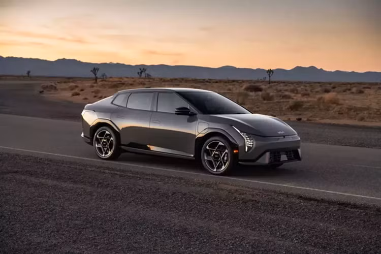 Tân binh của gia đình Kia sở hữu chiều dài 4.730 mm và chiều dài cơ sở 2.820 mm. Kích thước này khá lý tưởng cho không gian hàng ghế sau. Khoang hành lý có thể tích 490 lít, không quá lớn nhưng đủ dùng trong đa số trường hợp.