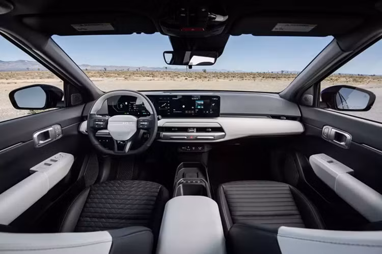 Nội thất bên trong EV4 nổi bật với màn hình 30 inch, kết hợp bảng đồng hồ kỹ thuật số và màn hình thông tin giải trí cùng có kích thước 12,3 inch cùng màn hình 5 inch ở giữa để chỉnh điều hòa.