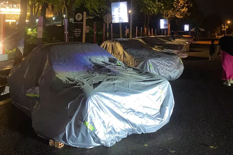 Trên con đường Nguyễn Đình Chiểu giao thông vẫn như mọi ngày không có gì khác biệt nhưng cuối con đường, có 1 dàn xe Mercedes-Benz cổ điển đang nấp mình dưới những tấm bạt trùm cũng như hạt mưa.