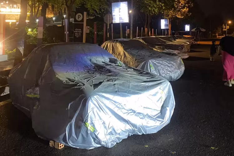 Trên con đường Nguyễn Đình Chiểu giao thông vẫn như mọi ngày không có gì khác biệt nhưng cuối con đường, có 1 dàn xe Mercedes-Benz cổ điển đang nấp mình dưới những tấm bạt trùm cũng như hạt mưa.