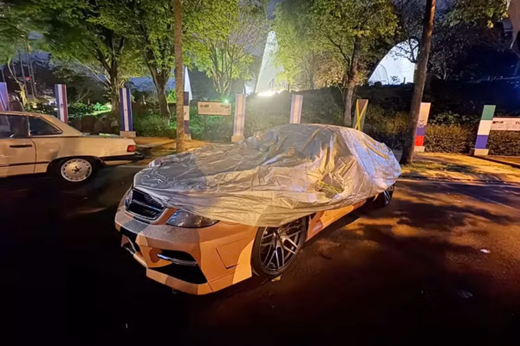 Do thời điểm người viết bài đến đã gần 21 giờ, nên 1 số xe đã đi ngủ dưới lớp bạt trùm, trước đó, Buôn Ma Thuột đã có trận mưa nên các mui vải như Mercedes-Benz 190SL hàng hiếm nên được che đậy.