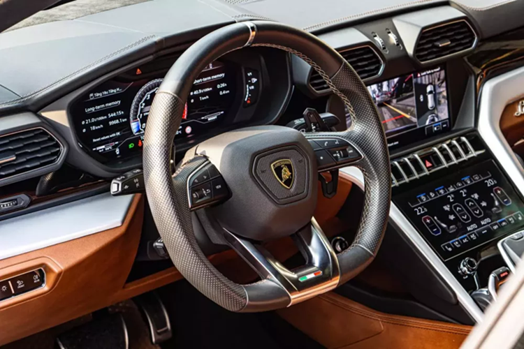 Theo tìm hiểu, trải nghiệm chiếc siêu SUV Lamborghini Urus chưa bao lâu thì doanh nhân buôn bán kim cương đã bán lại, bên cạnh ngoại thất mang màu đen, xe còn có một nội thất màu nâu da bò và xe thuộc bản 5 chỗ ngồi. Mức giá bán của xe chỉ 12 tỷ đồng.