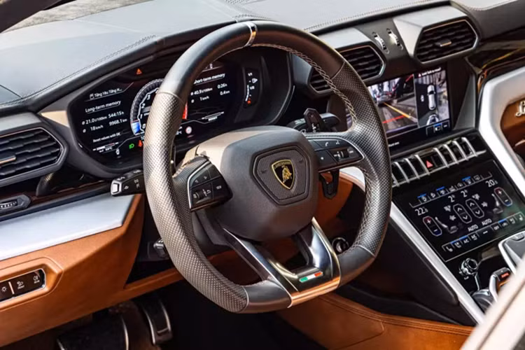 Theo tìm hiểu, trải nghiệm chiếc siêu SUV Lamborghini Urus chưa bao lâu thì doanh nhân buôn bán kim cương đã bán lại, bên cạnh ngoại thất mang màu đen, xe còn có một nội thất màu nâu da bò và xe thuộc bản 5 chỗ ngồi. Mức giá bán của xe chỉ 12 tỷ đồng.