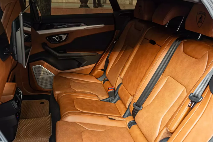 Điểm làm nên sự thú vị của Urus chính là chiếc xe Lamborghini có thể dễ dàng chinh phục bất kỳ con đường nào, ngoài ra, khoang hành lý có dung tích 1.596 lít nếu hàng ghế sau được gập lại cũng khiến cho không ít đại gia phải nhanh chóng xuống tiền sở hữu.