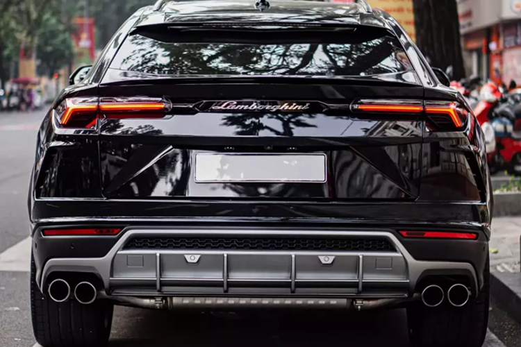 Sức mạnh trên của Lamborghini Urus sẽ kết hợp cùng hộp số tự động 8 cấp và hệ dẫn động 4 bánh, nhờ đó, chiếc siêu SUV này có thể tăng tốc từ vị trí xuất phát lên 100 km/h chỉ trong thời gian 3,6 giây trước khi đạt vận tốc tối đa 305 km/h. Lamborghini mang đến tổng cộng 6 chế độ lái cho xe Urus bao gồm Strada, Sport, Corsa, Sabbia, Terra và Neve.