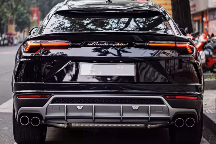 Sức mạnh trên của Lamborghini Urus sẽ kết hợp cùng hộp số tự động 8 cấp và hệ dẫn động 4 bánh, nhờ đó, chiếc siêu SUV này có thể tăng tốc từ vị trí xuất phát lên 100 km/h chỉ trong thời gian 3,6 giây trước khi đạt vận tốc tối đa 305 km/h. Lamborghini mang đến tổng cộng 6 chế độ lái cho xe Urus bao gồm Strada, Sport, Corsa, Sabbia, Terra và Neve.