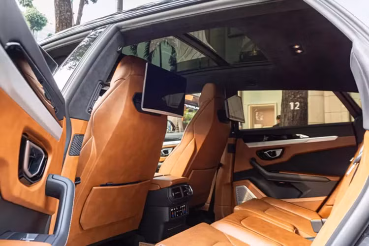 Hàng ghế sau của xe siêu SUV Lamborghini Urus cũng có thể tùy biến theo kiểu 3 ghế ngồi bình thường hoặc khách hàng có thể yêu cầu 2 ghế ngồi độc lập cùng với hệ thống giải trí riêng.