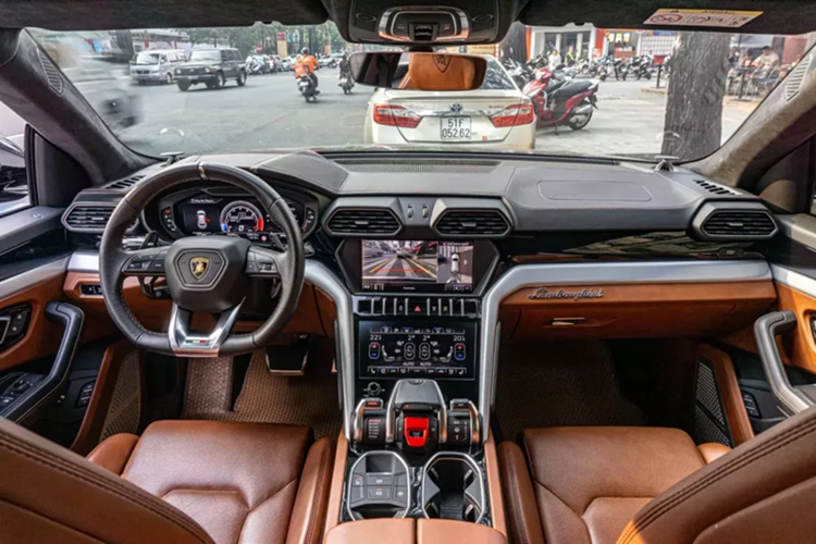 Theo người bán, chiếc siêu SUV Lamborghini Urus này thuộc đời 2019, tức đã 6 năm tại Việt Nam, nhưng trung bình mỗi năm lăn bánh chỉ hơn có 1.600 km, ngoại thất xe màu đen, đi kèm bộ mâm 5 chấu kích thước 23 inch rất đẹp.
