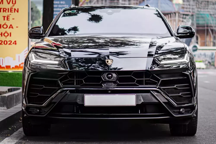 Chiếc Lamborghini Urus tại Việt Nam này là 1 trong các dòng xe SUV đẳng cấp nhất thế giới, thiết kế mạnh mẽ, động cơ đúng chất nhà "bò tót" đã xây dựng trong hàng thập kỷ qua, nhưng có 1 điều mà mẫu xe này được ưu ái, đó là khoang hành lý rộng rãi, số chỗ ngồi cũng tăng từ 2 đến 3 người so với 2 chỗ như các siêu xe cùng nhà.